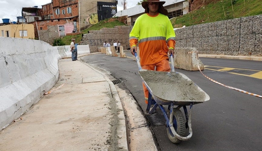 Foto de profissionais trabalhando em reparos no asfalto