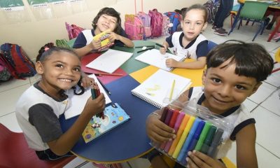 Foto de crianças com materiais escolares