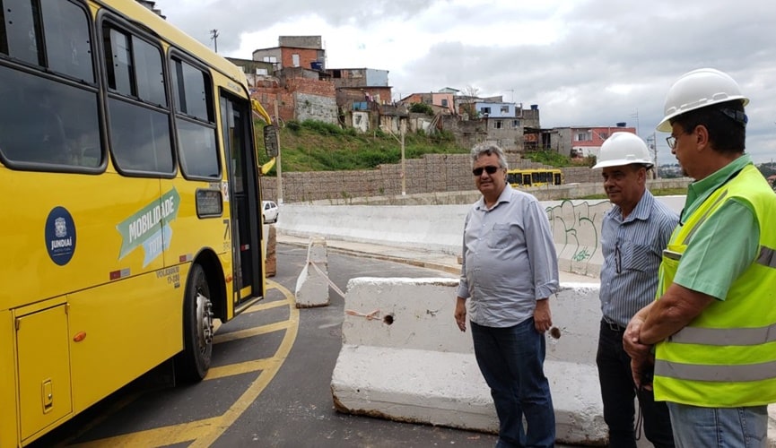 Foto de ônibus com gestores de jundiaí ao lado