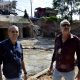 dois homens um do lado do outro observando uma obra de construção de um túnel