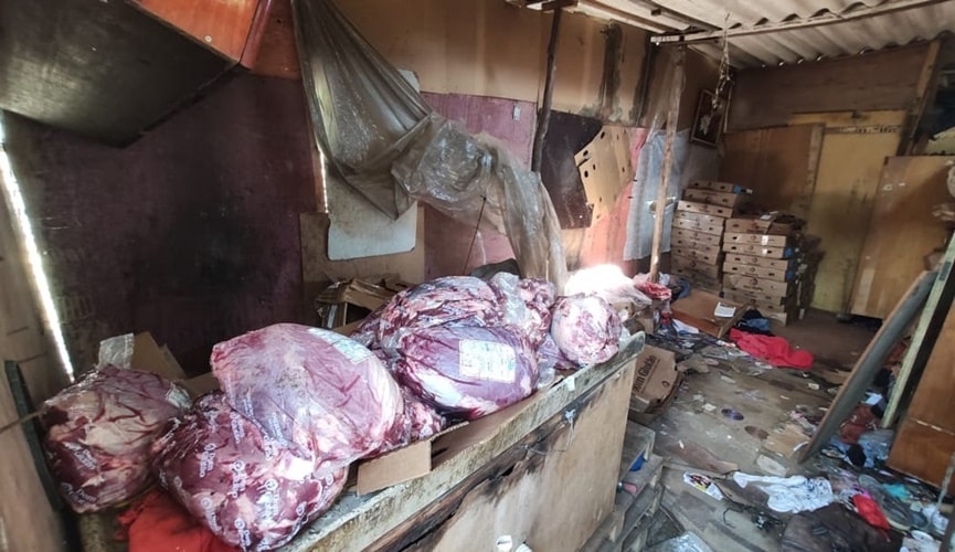 Foto de peças de carne espalhadas em galpão