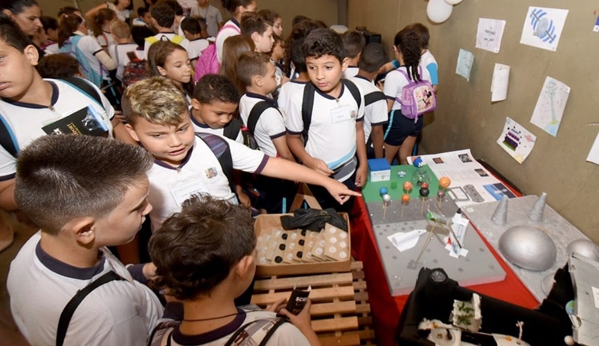 Crianças durante feira de ciências