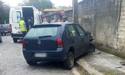 Carro batido e ambulância em avenida