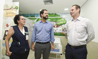 Foto de prefeito e gestor de jundiaí ao lado de enfermeira