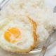 Prato de arroz com ovo