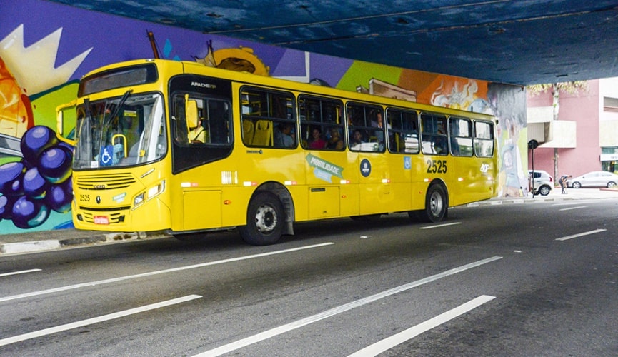 ônibus amarelo