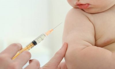 Bebê levando picada de injeção