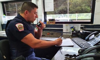 Guarda municipal falando ao telefone