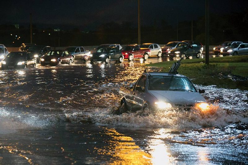 carros em filas ilhados após um grande enchente em são paulo