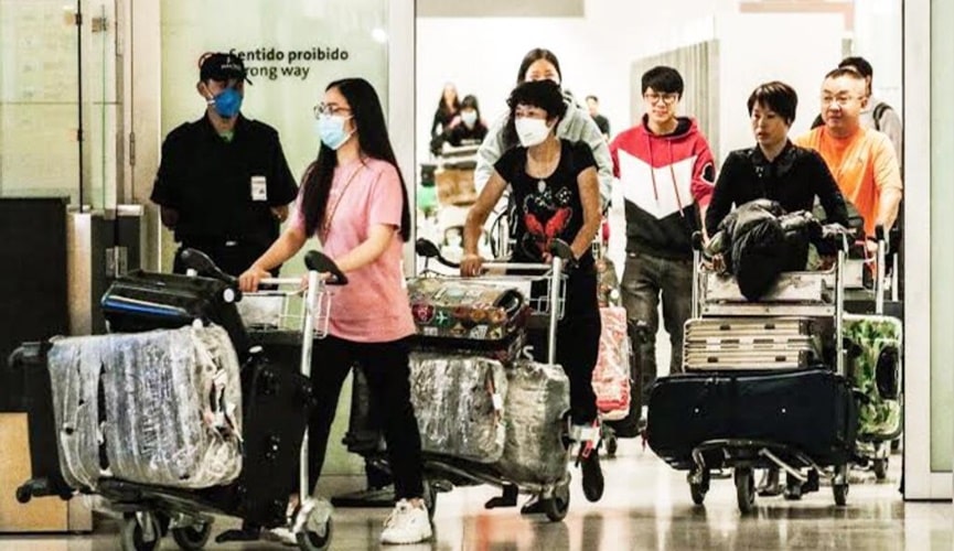 Chineses saindo de aeroporto brasileiro
