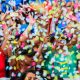 Foliões com adereços de Carnaval jogam serpentina e confetes