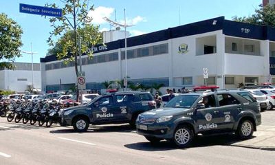 Viaturas estacionados em frente ao Plantão da Polícia Civil