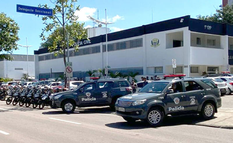 Viaturas estacionados em frente ao Plantão da Polícia Civil