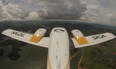 Avião sobrevoa a região do sistema Cantareira para despejar água no interior das nuvens