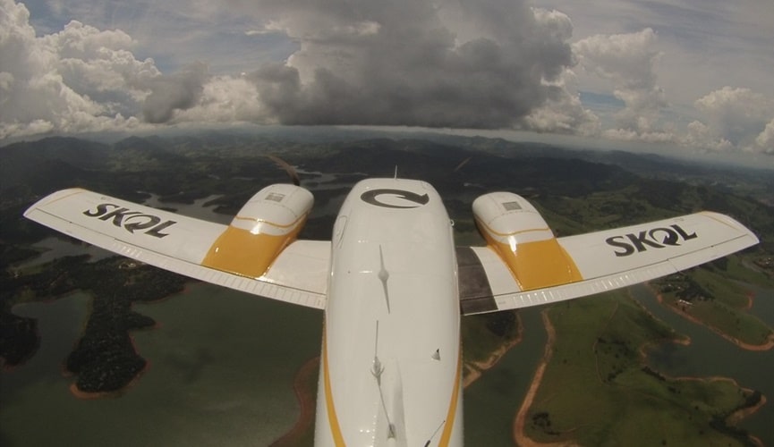 Avião sobrevoa a região do sistema Cantareira para despejar água no interior das nuvens