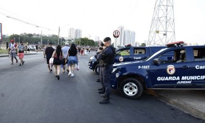 Foto de guardas fazendo ronda em bloco de Carnaval