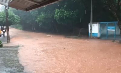enchente após uma grande e forte chuva