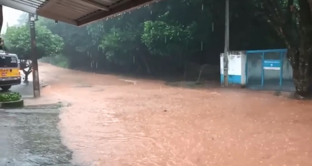 enchente após uma grande e forte chuva