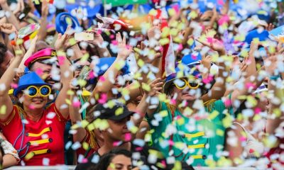 Foto de confetes e foliões no carnaval