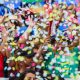 Foto de confetes e foliões no carnaval