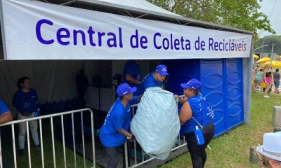 tenda montada para ponto de recolhimento de material reciclado