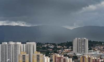 Foto aérea de Jundiaí com nuvens de chuva