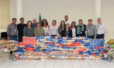 Foto de representes durante entrega das doações