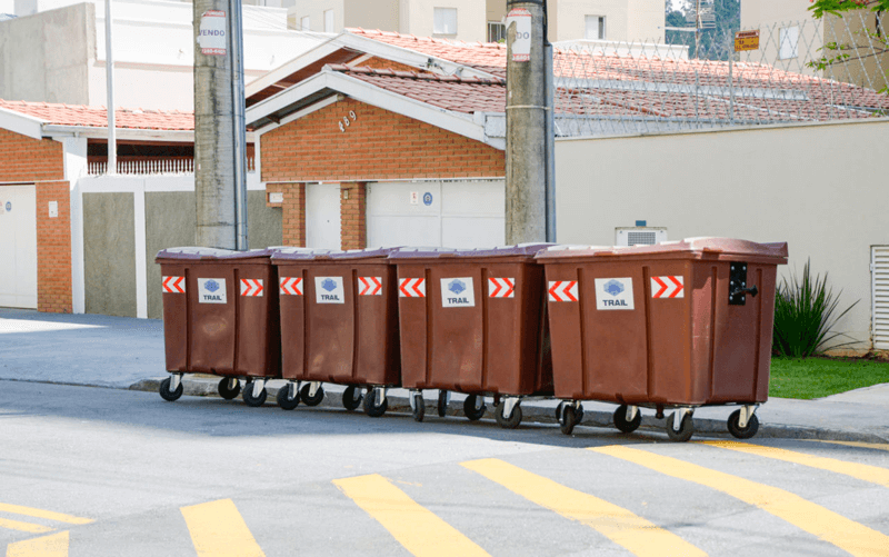 Rua que já utiliza contêineres como sistema de coleta de lixo