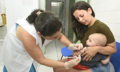Foto de mulher aplicando vacina