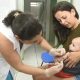 Foto de mulher aplicando vacina