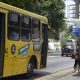 onibus parado no ponto para perto de uma mulher