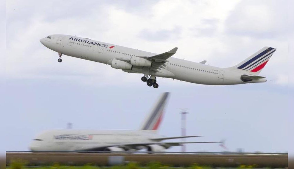 avião da Air France decolando em aeroporto