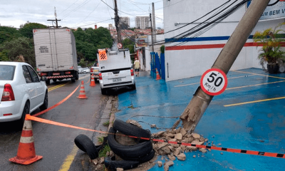 Poste caído parcialmente em rua do Eloy Chaves