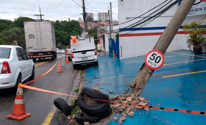 Poste caído parcialmente em rua do Eloy Chaves