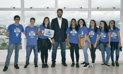 Foto de estudantes com o prefeito Luiz Fernando Machado