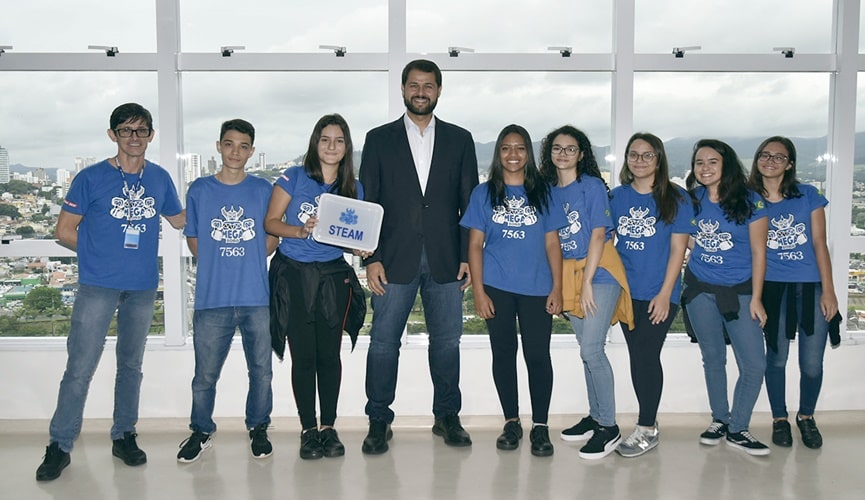 Foto de estudantes com o prefeito Luiz Fernando Machado