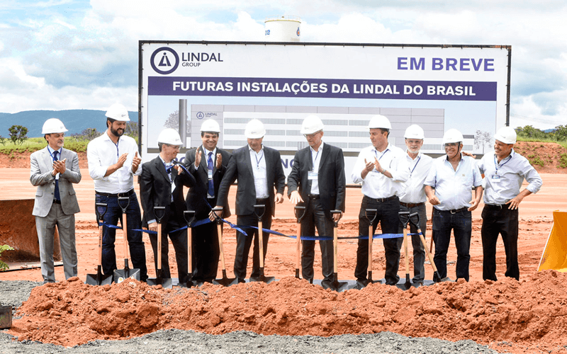 Grupo de homens corta corda no canteiro de obras