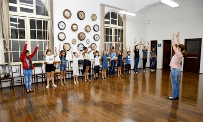 Crianças do Coral Infantojuvenil aquecem para teste vocal