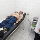 Paciente deitado em maca passando por eletrocardiograma