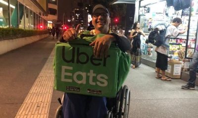 cadeirante com mochila de entregar comida por aplicativo