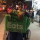 cadeirante com mochila de entregar comida por aplicativo