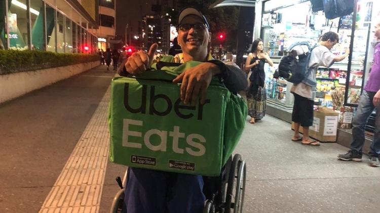 cadeirante com mochila de entregar comida por aplicativo