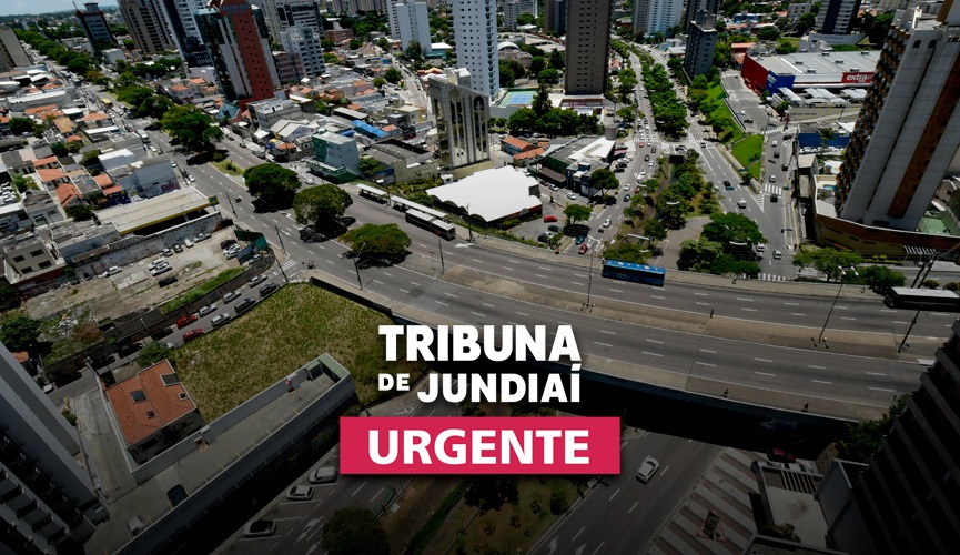 Foto da cidade com adesivo de urgente