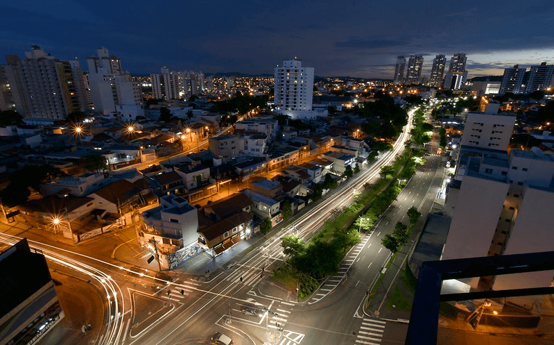 Foto aérea noturna de Jundiaí