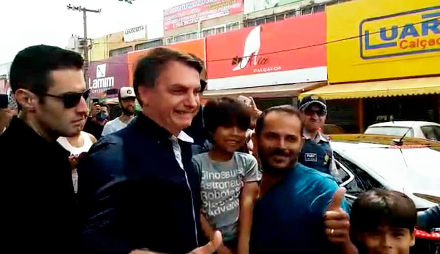Bolsonaro ignora Mandetta e causa aglomeração em Brasília
