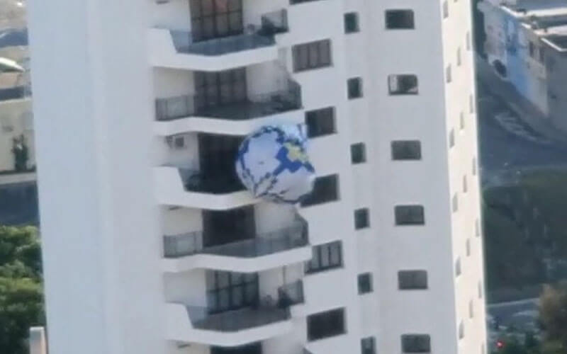 Foto de balão preso em sacada
