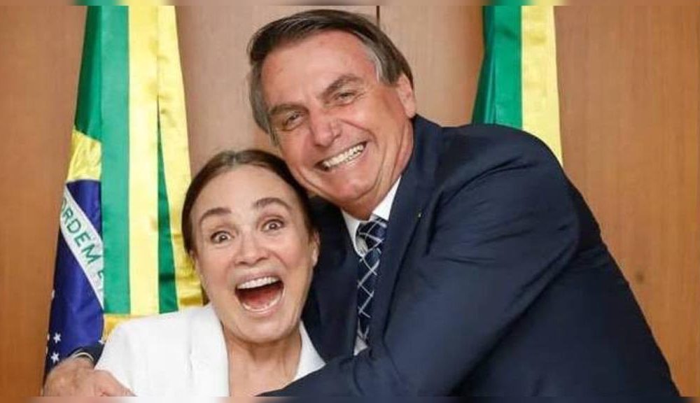 Regina e Bolsonaro abraçados felizes