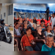 À esquerda, motos chegando à Cidade Vicentina; à direita, idosos já posicionados nos assentos do circo