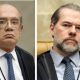 À esquerda, Gilmar Mendes e à direita, Dias Toffoli.