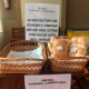 Cestas de pães com cartaz que diz que pessoas que não tem como comprar, podem pegar diretamente